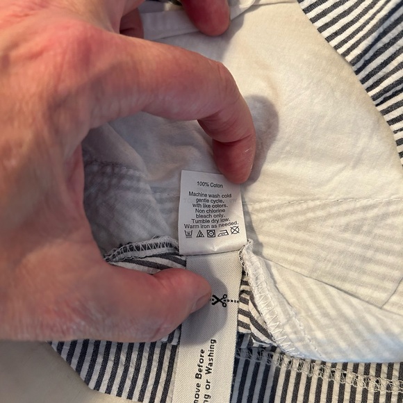 J. Crew Womens navy and white seersucker shorts. Side zip. Size 6. - Picture 7 of 7